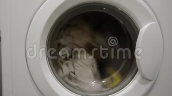 洗衣机正在洗脏衣服视频的预览图