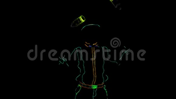巴门表演安尼姆动画业绩身着霓虹灯制服的酒吧男扮女装穿着黑色背景慢慢视频的预览图