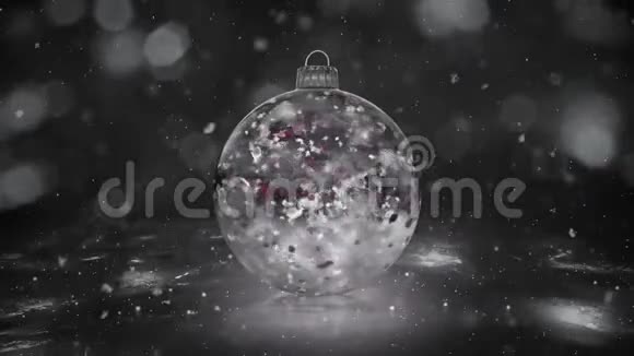 圣诞旋转白冰杯紫雪彩色花瓣背景环视频的预览图