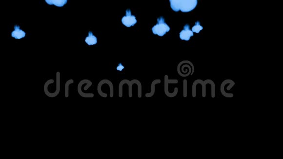许多流动的荧光蓝墨水或烟雾隔离在黑色的缓慢运动色溅在水中使用墨水视频的预览图