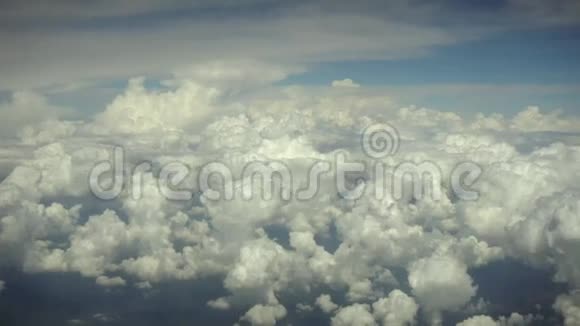 从飞机上看到蓝天和云彩视频的预览图