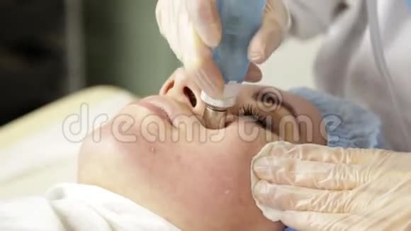 在美容水疗诊所进行钻石微磨损剥皮治疗一位女士正在进行真空微磨视频的预览图