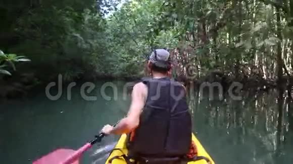 沿着泻湖在皮艇上划船的人视频的预览图