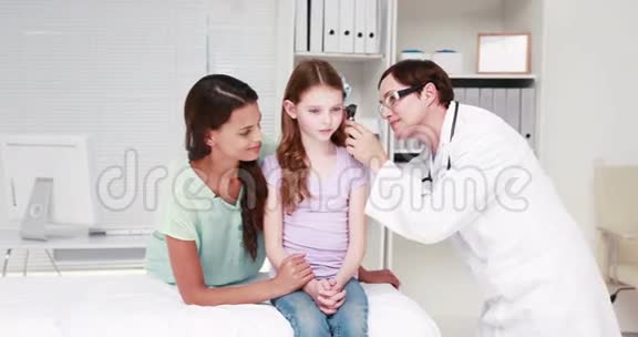 医生和她的母亲一起检查小女孩视频的预览图