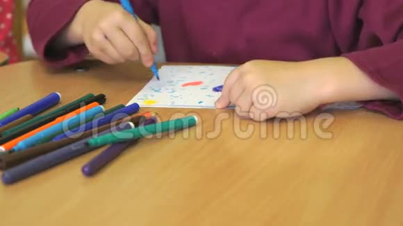 幼儿用毛毡笔画图画视频的预览图