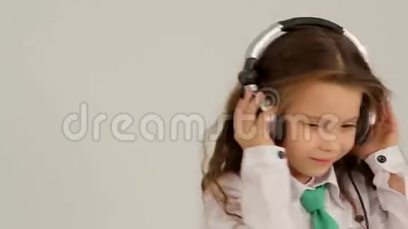 耳机里的小女孩画像视频的预览图