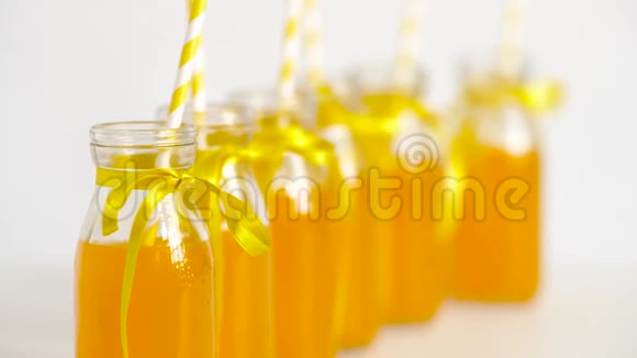 在装有吸管的玻璃瓶中加入果汁或柠檬水视频的预览图