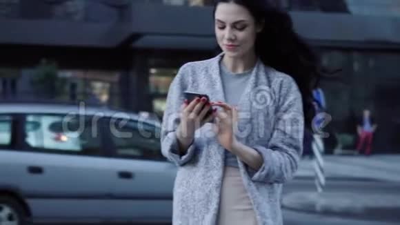 城市里用智能手机的女孩视频的预览图