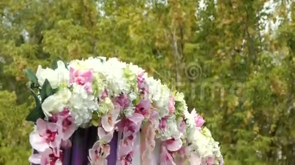 婚礼拱门装饰仪式鲜花视频的预览图