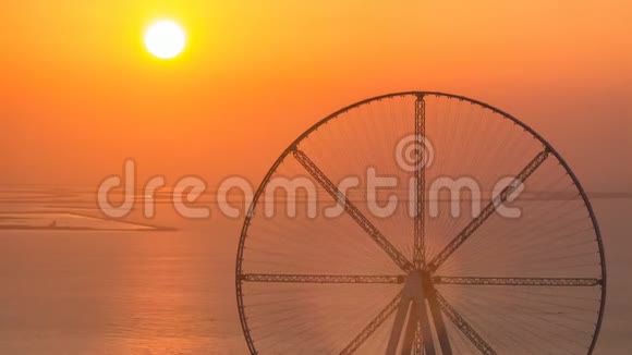 日落时的蓝水岛带摩天轮的空中时光视频的预览图
