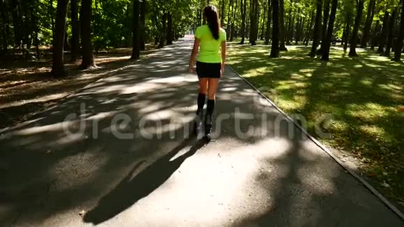 年轻漂亮的女孩在公园里做运动一个女人跳上特殊的鞋子来健身视频的预览图