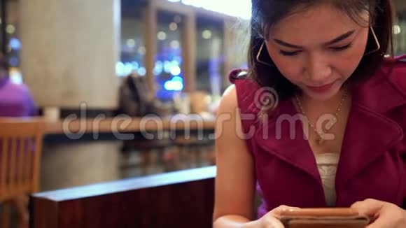 在咖啡馆里用智能手机的女人视频的预览图