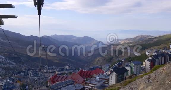 内华达山脉山地度假胜地全景从滑雪缆车4k西班牙视频的预览图