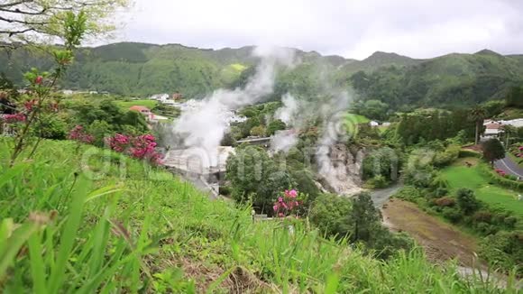 温泉与沸水在卡尔代拉斯在弗纳斯市圣米格尔岛亚速尔视频的预览图