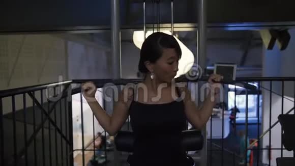 有魅力的年轻亚裔女性在现代健身房锻炼视频的预览图