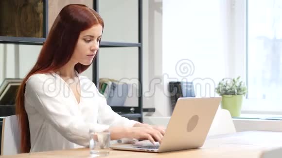失落中的悲伤女人在笔记本电脑上工作视频的预览图