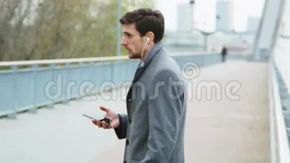 一位年轻的商人在打电话时在户外和愤怒视频的预览图