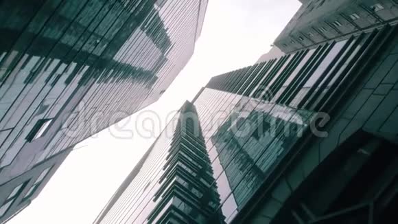 摩天大楼从地面俯瞰视频的预览图