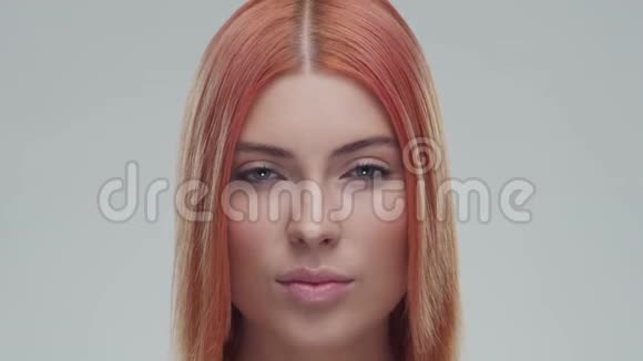 年轻美丽自然的红发女人的工作室肖像面部提升化妆品和化妆视频的预览图