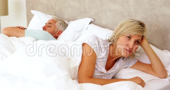 两个人在床上不说话视频的预览图