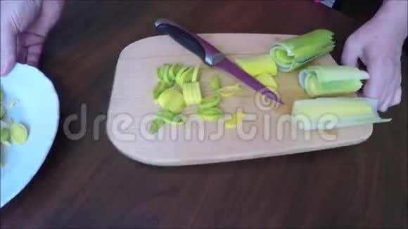 厨房里切韭菜视频的预览图