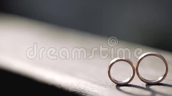 阳光下的婚礼戒指宏观特写金银钻石珠宝视频的预览图