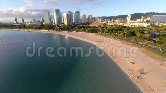 夏威夷火奴鲁鲁AlaMoana海滩公园上空视频的预览图