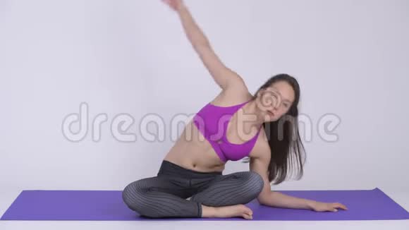 年轻漂亮的多民族女性做瑜伽姿势视频的预览图