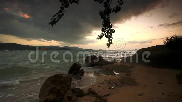阴天晚上的岩石海滩泰国视频的预览图