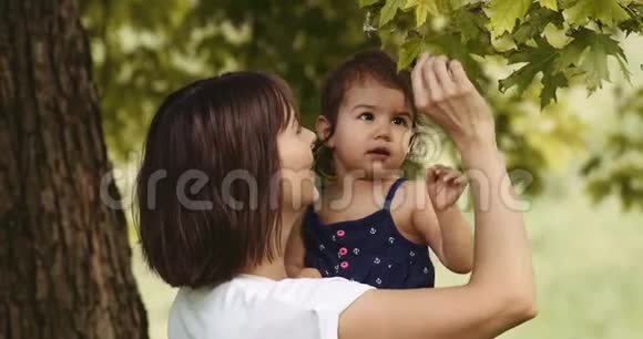 母亲和她的宝贝女儿在户外探险视频的预览图