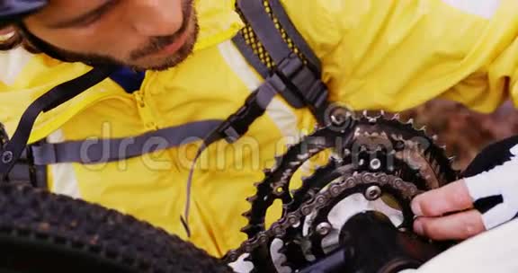 男子山地车修理自行车链视频的预览图