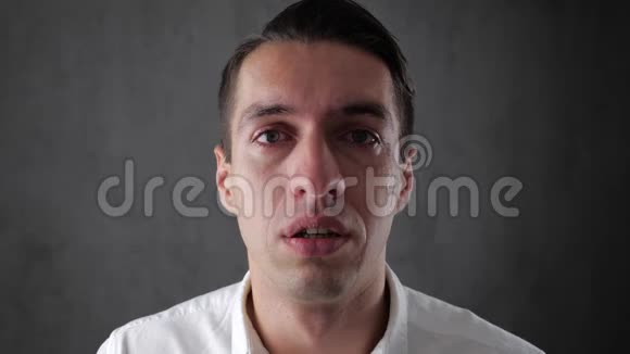 沮丧的男人眼泪汪汪的肖像绝望中的人视频的预览图