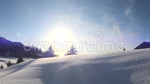 美丽的冬季景观在阳光明媚的日子里白雪皑皑视频的预览图