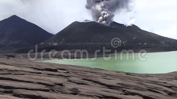 拉布尔巴布亚大型火山爆发前景大量火山灰视频的预览图