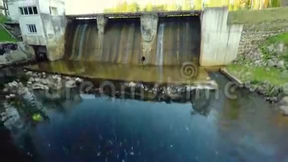 空中镜头大坝和水力发电厂视频的预览图