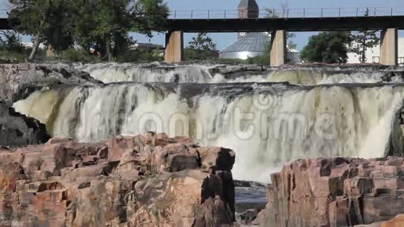 南达科他州苏福尔斯美丽的瀑布视频的预览图