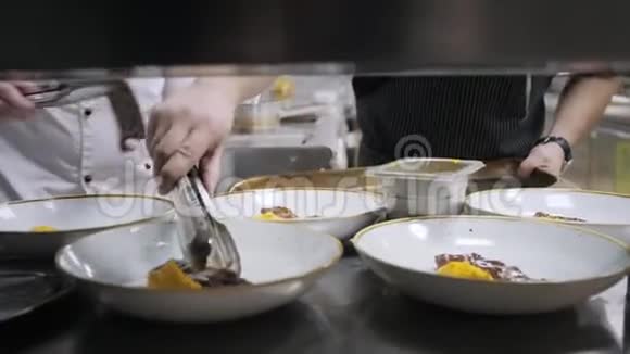 盘子的特写集团厨师在精致餐厅的商业厨房忙碌餐厅的员工视频的预览图