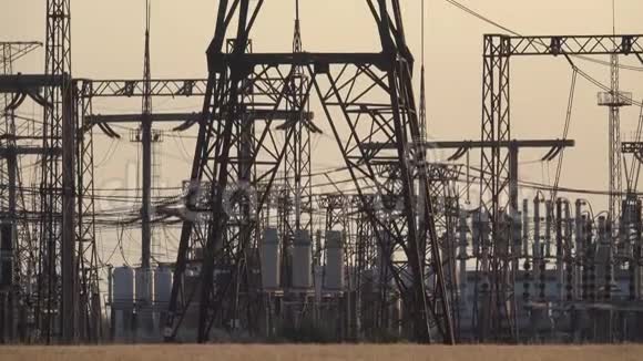 日落时的高压电站视频的预览图