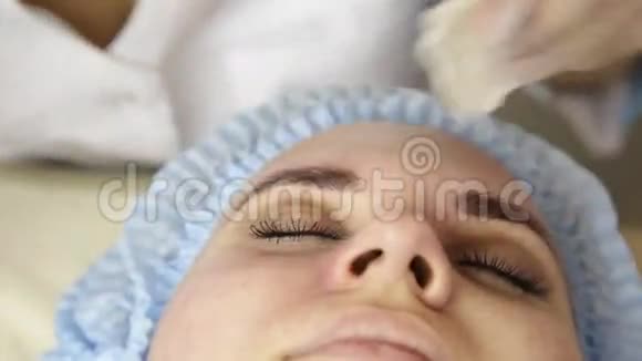 在美容水疗诊所进行钻石微磨损剥皮治疗一位女士正在进行真空微磨视频的预览图