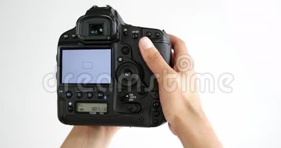 摄影师用老式相机拍照视频的预览图