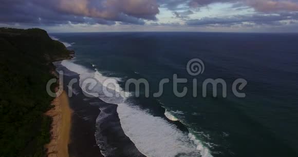 空中无人机4k镜头的海浪打破海岸印度尼西亚巴厘视频的预览图