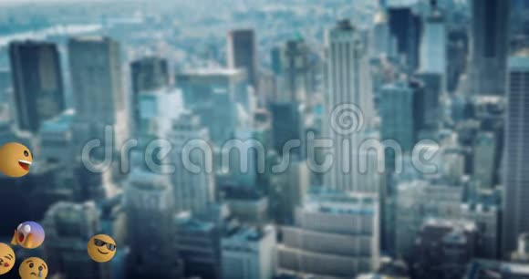 表情符号飞越城市景观4k视频的预览图