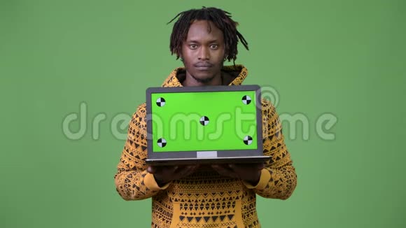 年轻英俊的非洲男人展示笔记本电脑视频的预览图