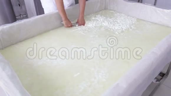 奶酪工人手奶油乳制品混合视频的预览图