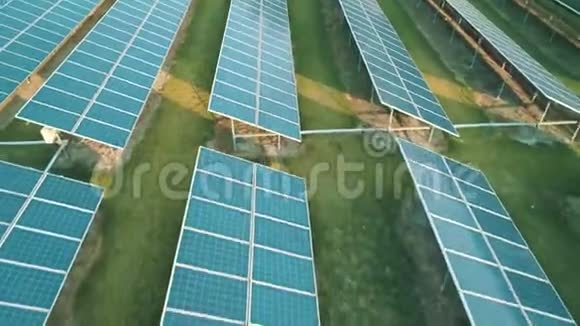 空中无人机观看太阳能农场的太阳能电池板的绿色能源太阳能发电厂可再生能源发电厂视频的预览图