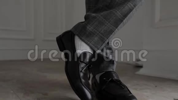 男人穿上领带手表鞋子杰克特视频的预览图