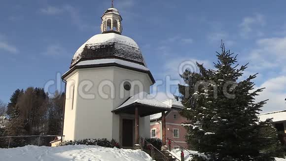 奥地利萨尔茨堡附近的奥伯恩多夫冬季寂静之夜教堂视频的预览图