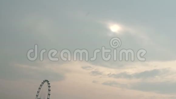新加坡飞人摩天轮滚过云层的时间视频的预览图