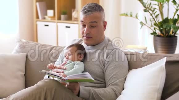 爸爸在家给小男孩看书视频的预览图