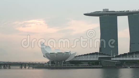 新加坡滨海湾沙滩云团的时间流逝视频的预览图
